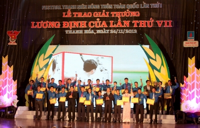 ມອບລາງວັນ ເລືອງດິ່ງກວາ ໃຫ້ແກ່ ໄວໜຸ່ນຊົນນະບົດທີ່ດີເດັ່ນ